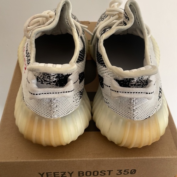 A pair of used Yeezy zebras 350 V2’s 2017 edition - Picture 3 of 8